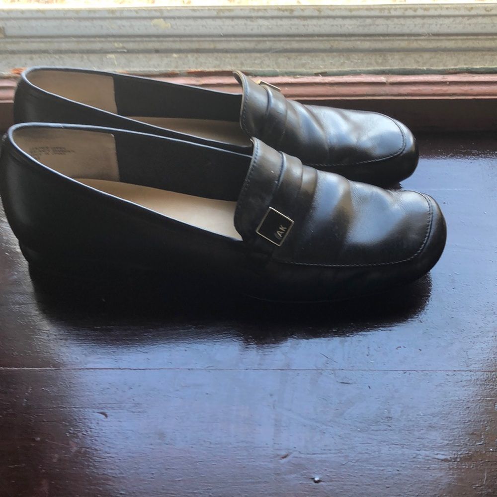 Ann Klein leather loafers in size 6M EUC black with AK logo in gold on strap - Picture 5 of 16